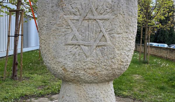 910 jmen obětí holokaustu znělo u židovského památníku